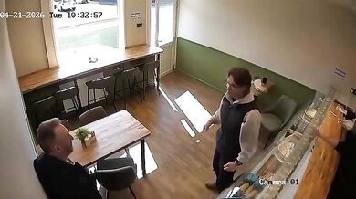 Hrdinský čin v Boltonu: Pobodaný muž v kavárně přemohl svého útočníka a předal ho policii