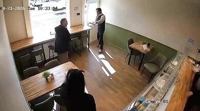 Hrdinský čin v Boltonu: Pobodaný muž v kavárně přemohl svého útočníka a předal ho policii