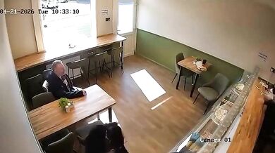 Hrdinský čin v Boltonu: Pobodaný muž v kavárně přemohl svého útočníka a předal ho policii