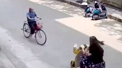 Čelní střet cyklisty se skútrařkou