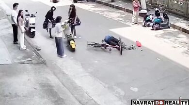 Čelní střet cyklisty se skútrařkou