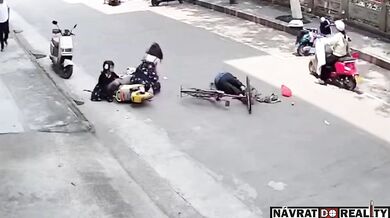 Čelní střet cyklisty se skútrařkou