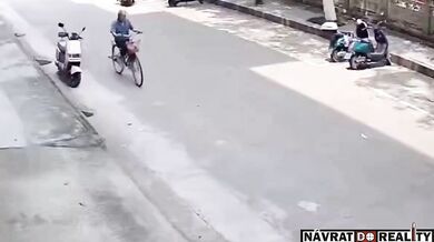 Čelní střet cyklisty se skútrařkou