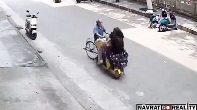 Čelní střet cyklisty se skútrařkou