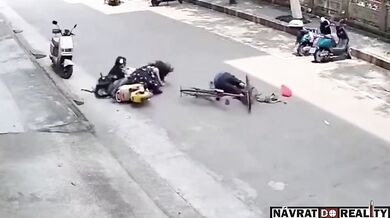 Čelní střet cyklisty se skútrařkou