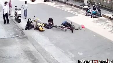 Čelní střet cyklisty se skútrařkou