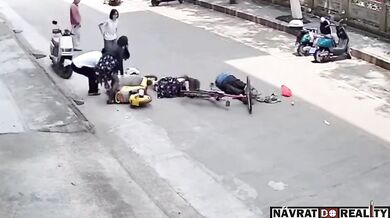 Čelní střet cyklisty se skútrařkou