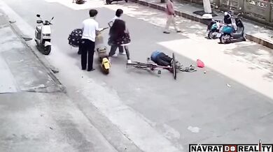 Čelní střet cyklisty se skútrařkou