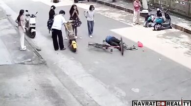 Čelní střet cyklisty se skútrařkou