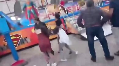 Technické selhání ve Španělsku: Prasklé lano atrakce poslalo kabinu s dětmi k zemi