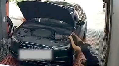 Mechanikovi přivřela kapota prsty