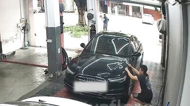 Mechanikovi přivřela kapota prsty