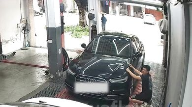 Mechanikovi přivřela kapota prsty