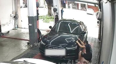 Mechanikovi přivřela kapota prsty
