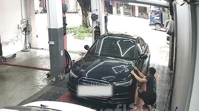Mechanikovi přivřela kapota prsty