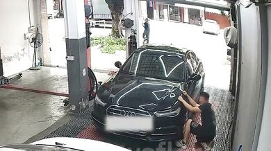 Mechanikovi přivřela kapota prsty