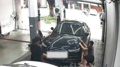 Mechanikovi přivřela kapota prsty
