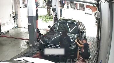 Mechanikovi přivřela kapota prsty