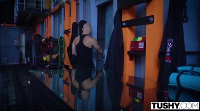 TUSHY - Fitness kočka Cayenne pokukuje po svém osobním trenérovi