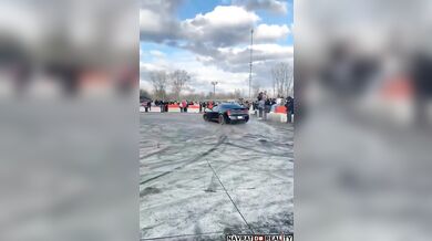 Mužovi začala hořet prdel od plamenů z výfuku