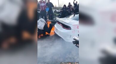 Mužovi začala hořet prdel od plamenů z výfuku
