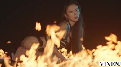 VIXEN - Ohromující kráska Rae se oddává svým zvrhlým fantaziím