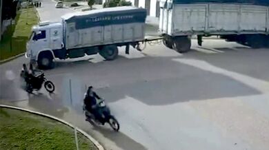 Řidič kamionu srazil elektrické vedení včetně dvou motorkářů
