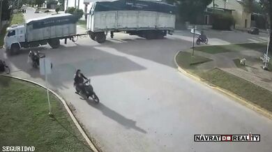 Řidič kamionu srazil elektrické vedení včetně dvou motorkářů