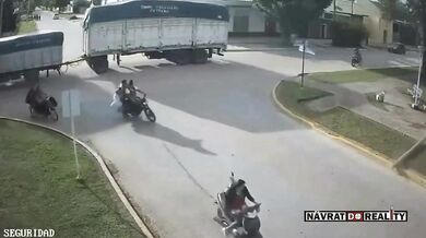 Řidič kamionu srazil elektrické vedení včetně dvou motorkářů