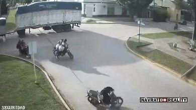 Řidič kamionu srazil elektrické vedení včetně dvou motorkářů