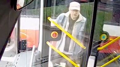 Agresivní cestující v Praze: Kvůli ujetému autobusu rozbil skleněnou výplň dveří