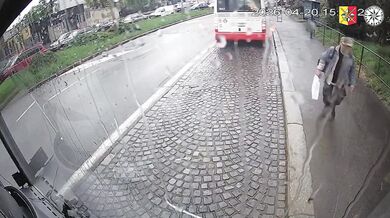 Agresivní cestující v Praze: Kvůli ujetému autobusu rozbil skleněnou výplň dveří