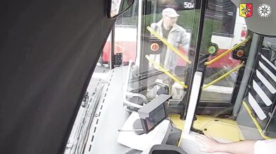 Agresivní cestující v Praze: Kvůli ujetému autobusu rozbil skleněnou výplň dveří