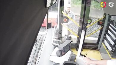 Agresivní cestující v Praze: Kvůli ujetému autobusu rozbil skleněnou výplň dveří
