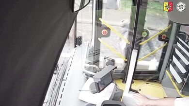 Agresivní cestující v Praze: Kvůli ujetému autobusu rozbil skleněnou výplň dveří