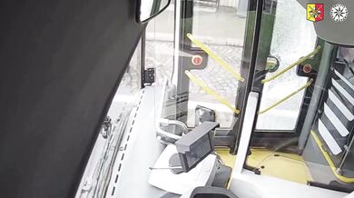 Agresivní cestující v Praze: Kvůli ujetému autobusu rozbil skleněnou výplň dveří