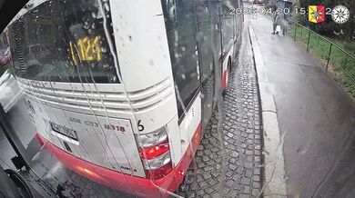 Agresivní cestující v Praze: Kvůli ujetému autobusu rozbil skleněnou výplň dveří