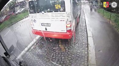 Agresivní cestující v Praze: Kvůli ujetému autobusu rozbil skleněnou výplň dveří