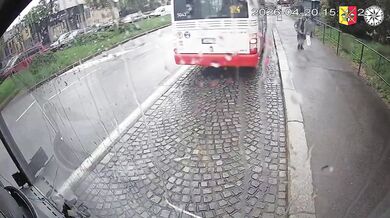 Agresivní cestující v Praze: Kvůli ujetému autobusu rozbil skleněnou výplň dveří