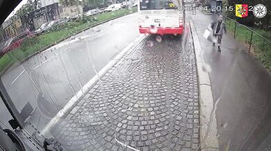 Agresivní cestující v Praze: Kvůli ujetému autobusu rozbil skleněnou výplň dveří