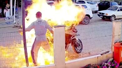 Žhářství před policejní stanicí v Brazílii: Muž zapálil motocykl přímo před zraky hlídek