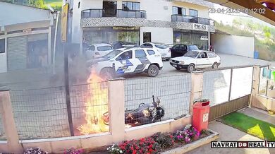 Žhářství před policejní stanicí v Brazílii: Muž zapálil motocykl přímo před zraky hlídek
