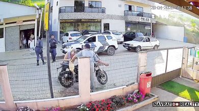 Žhářství před policejní stanicí v Brazílii: Muž zapálil motocykl přímo před zraky hlídek