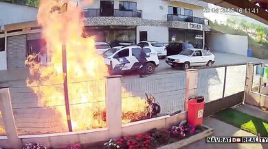 Žhářství před policejní stanicí v Brazílii: Muž zapálil motocykl přímo před zraky hlídek