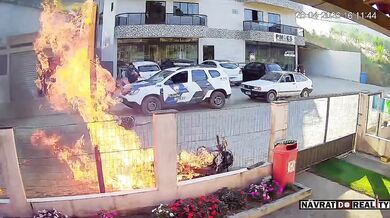 Žhářství před policejní stanicí v Brazílii: Muž zapálil motocykl přímo před zraky hlídek