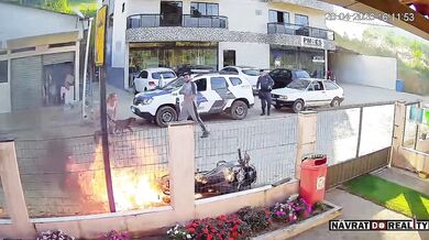 Žhářství před policejní stanicí v Brazílii: Muž zapálil motocykl přímo před zraky hlídek