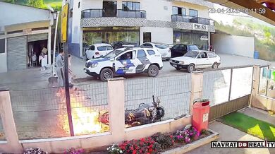 Žhářství před policejní stanicí v Brazílii: Muž zapálil motocykl přímo před zraky hlídek