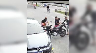 Motocyklista havaroval po nárazu do trámu převáženého na jízdním kole