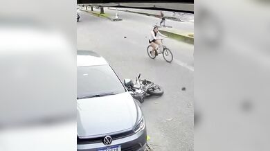 Motocyklista havaroval po nárazu do trámu převáženého na jízdním kole