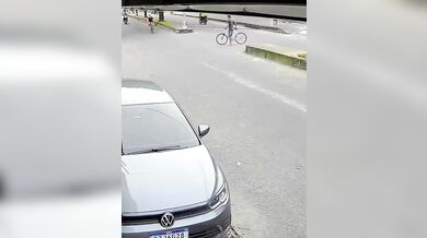 Motocyklista havaroval po nárazu do trámu převáženého na jízdním kole